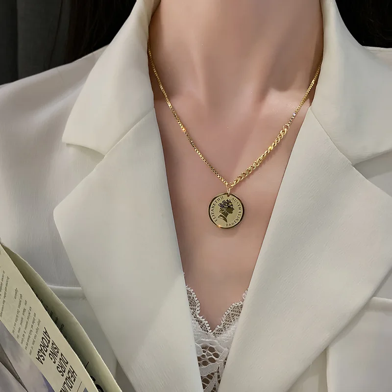 

Gold Coin Pendant Necklace Australia Elizabethan Commemorative Coin Titanium Steel Gold Plated Clavicle Chain Neckalce