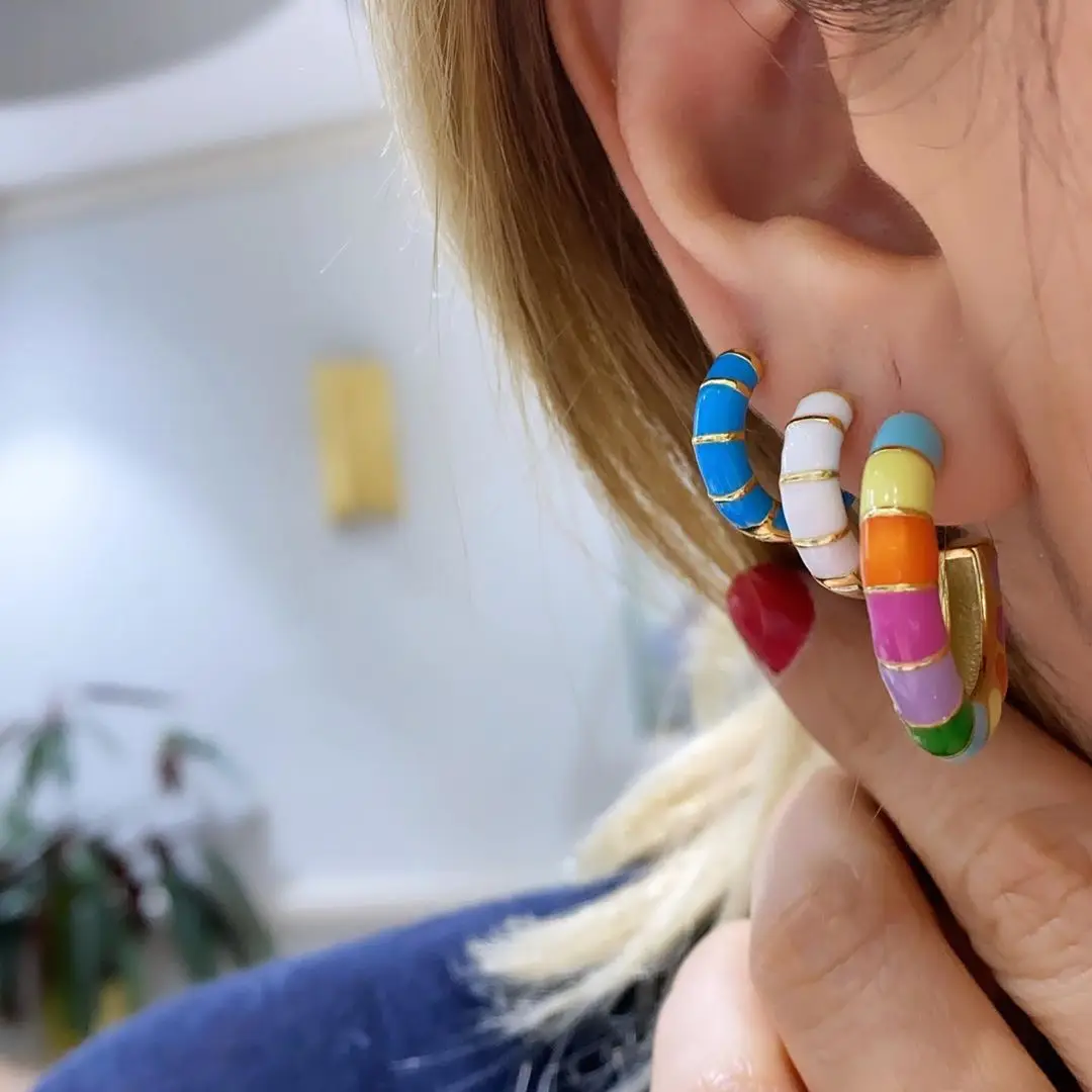 Яркие радужные эмалированные круглые серьги кольца золотого цвета модные
