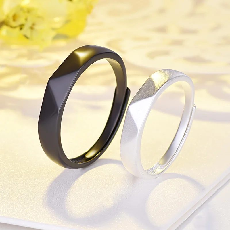 

Черно-белые фотообои Пара простых мужских и женских индивидуальных открытых серебряных колец