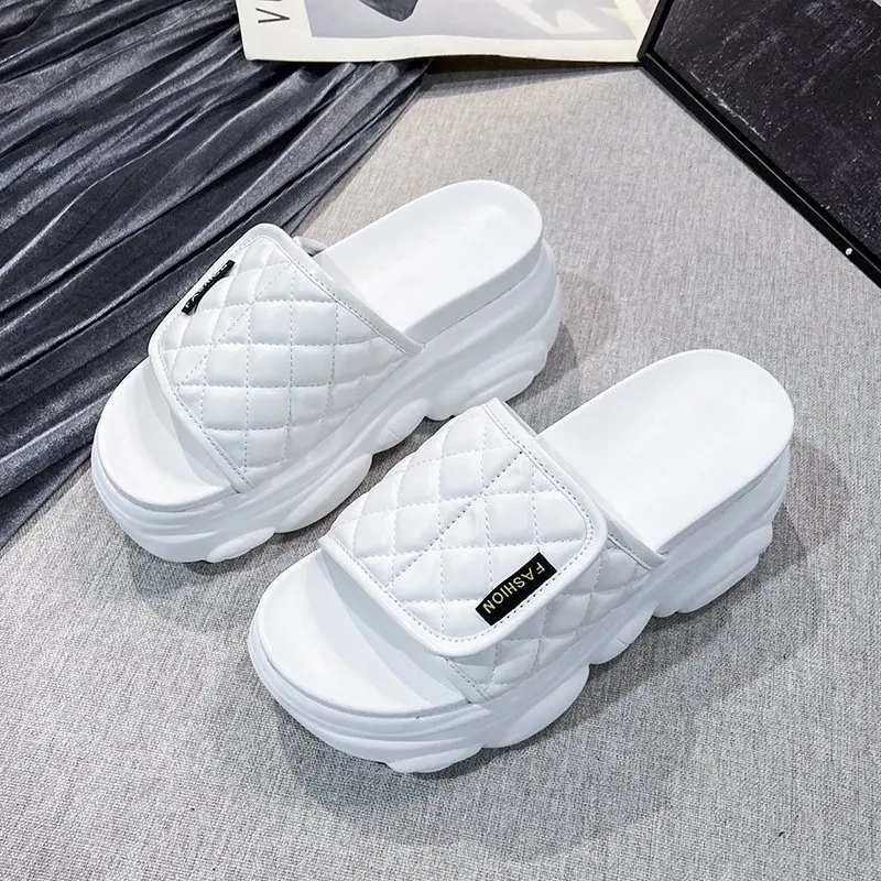 Женские шлепанцы на танкетке сандалии платформе и высоком каблуке с открытым