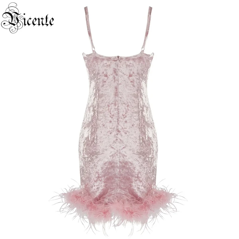 Женское бархатное платье с перьями VC розовое на тонких бретельках облегающее для
