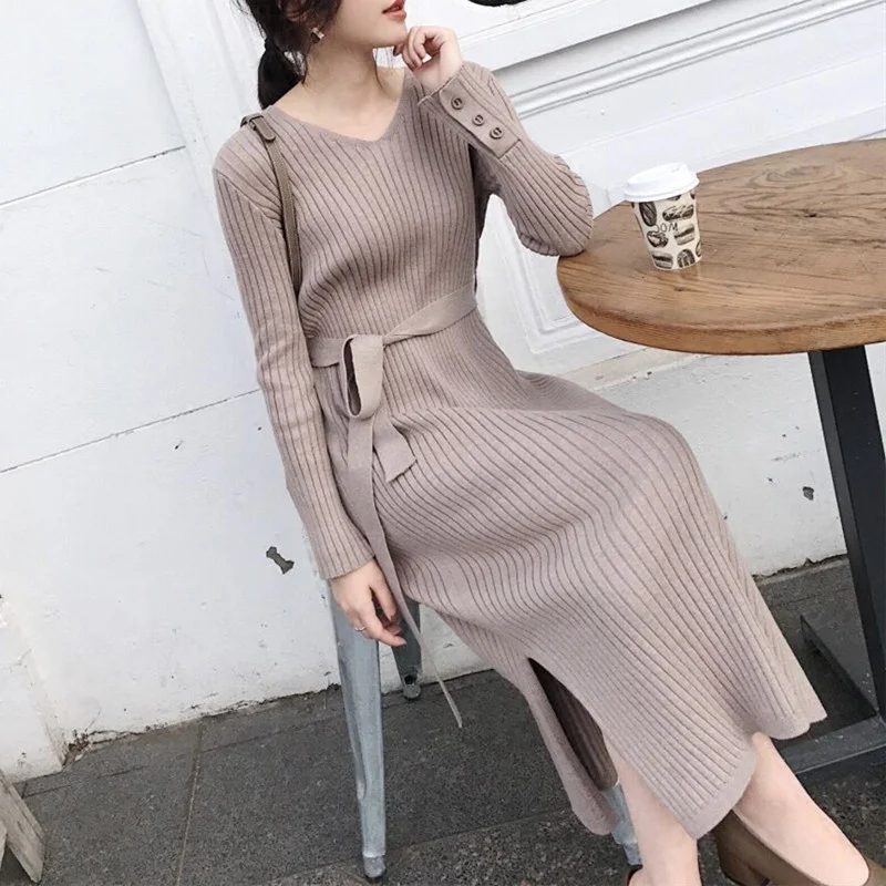 Женское вязаное платье средней длины модное однотонное с V-образным вырезом