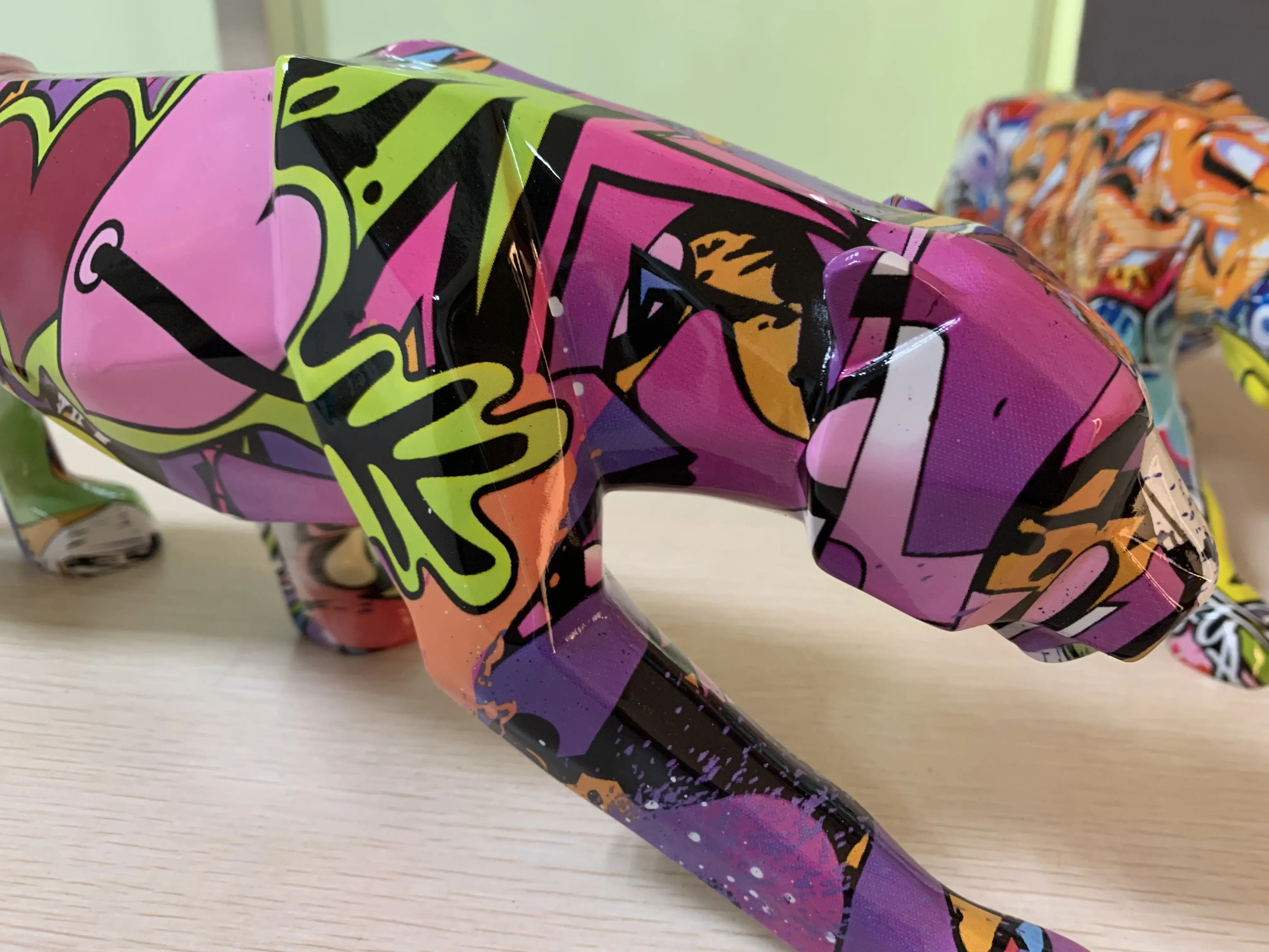 

Painted Graffiti Simple Creative leopard Color Art Decorations Crafts Home Entrance Wine Cabinet Office Ornaments Resin Crafts