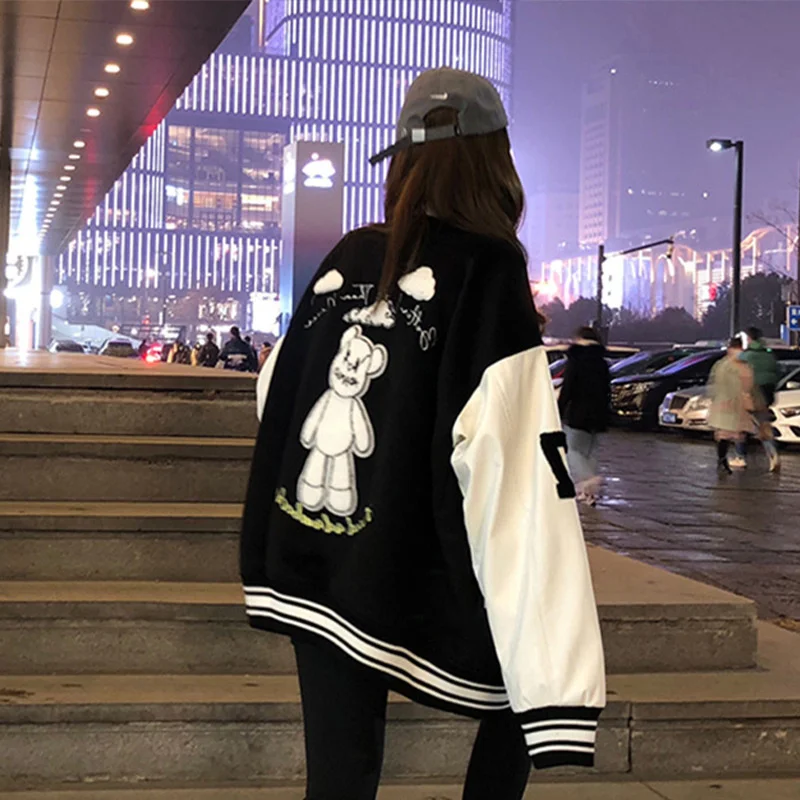 Женская неочищенная куртка с круглым вырезом и вышивкой в виде медведя | одежда