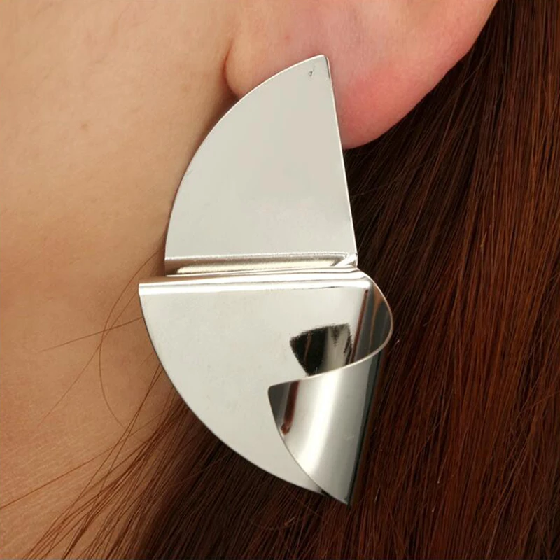 

Gold Color Metal Drop Earrings Irregular Hollow Heart Pendants Earrings Twisted Geometric Personality Earrings for Women