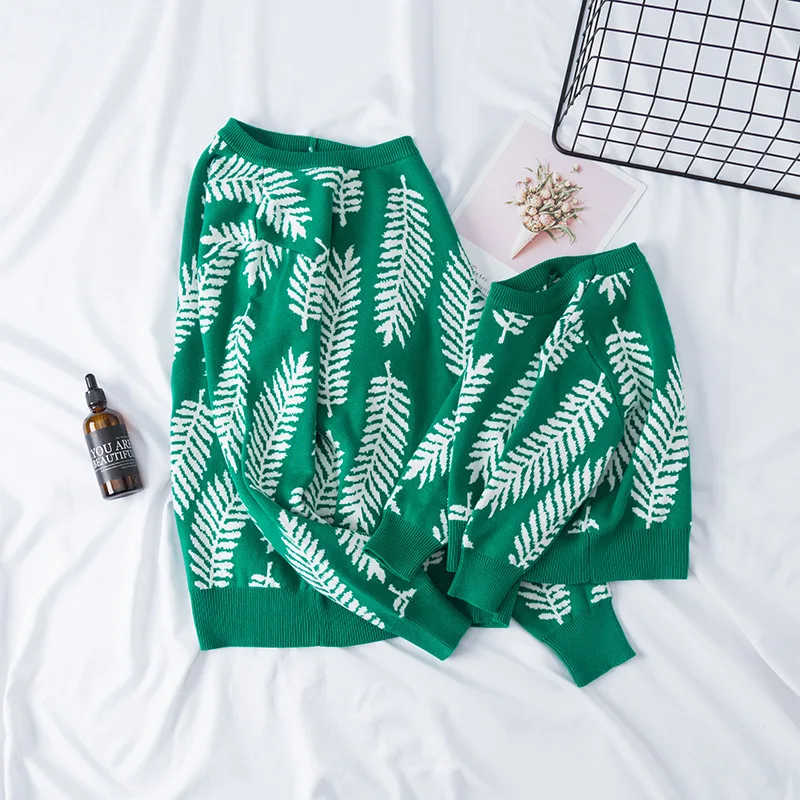 Фото Одинаковые Семейные наряды модный вязаный свитер с листьями одежда для мамы и
