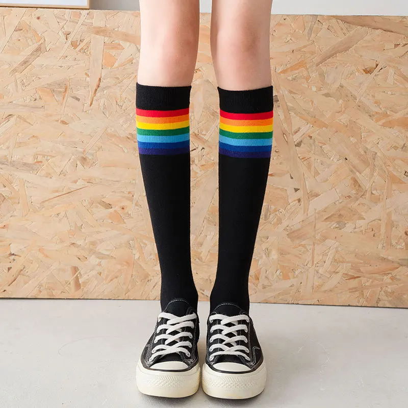 Носки женские хлопковые разноцветные в радужную полоску | Женская одежда