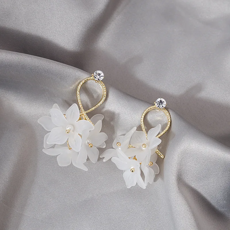 

LOVOACC Korean Fashion White Flower Petal Long Dangle Earrings for Women Gold Color Metal Crossed Rhinestone Floral Earrings