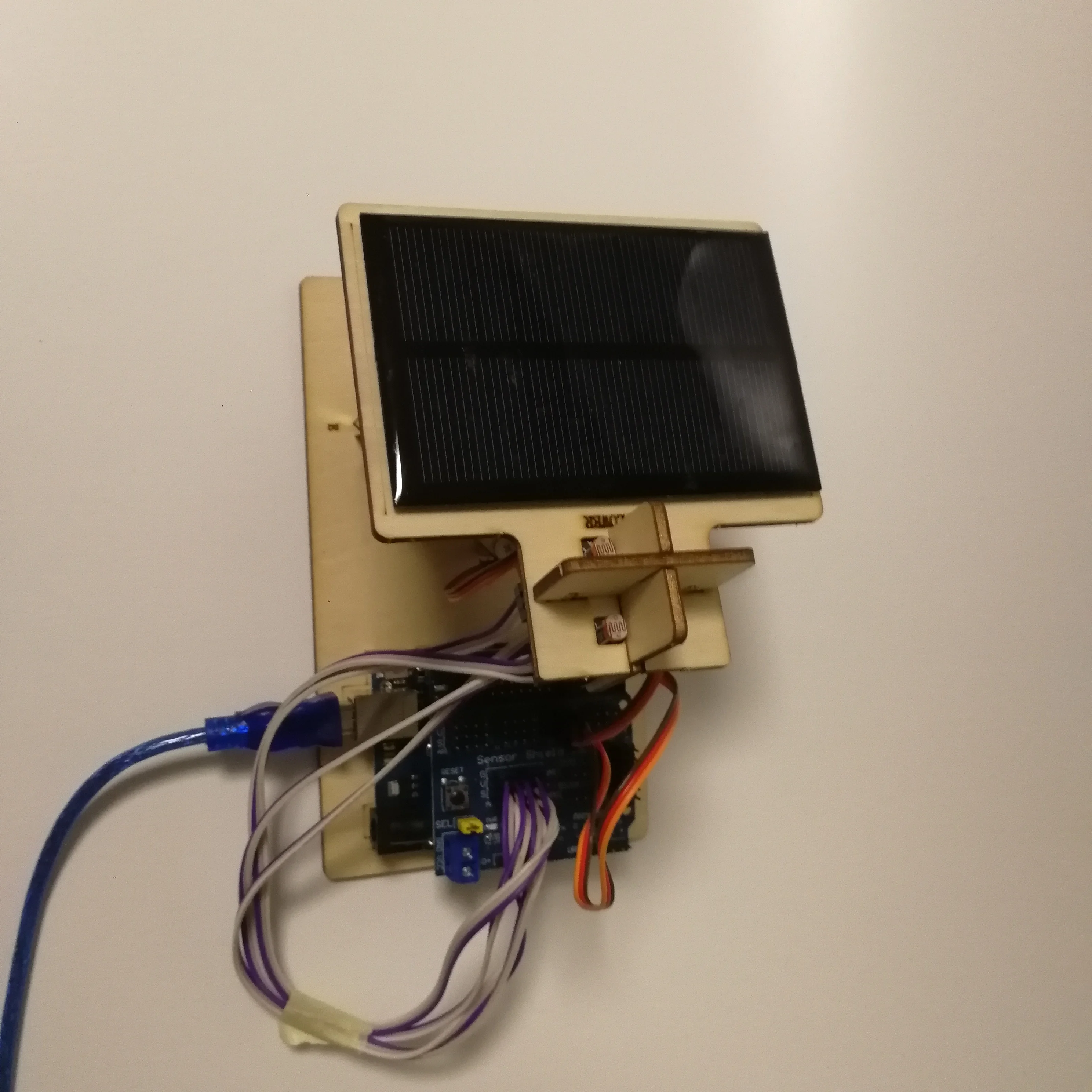 Умное автоматическое устройство слежения за солнечной батареей система