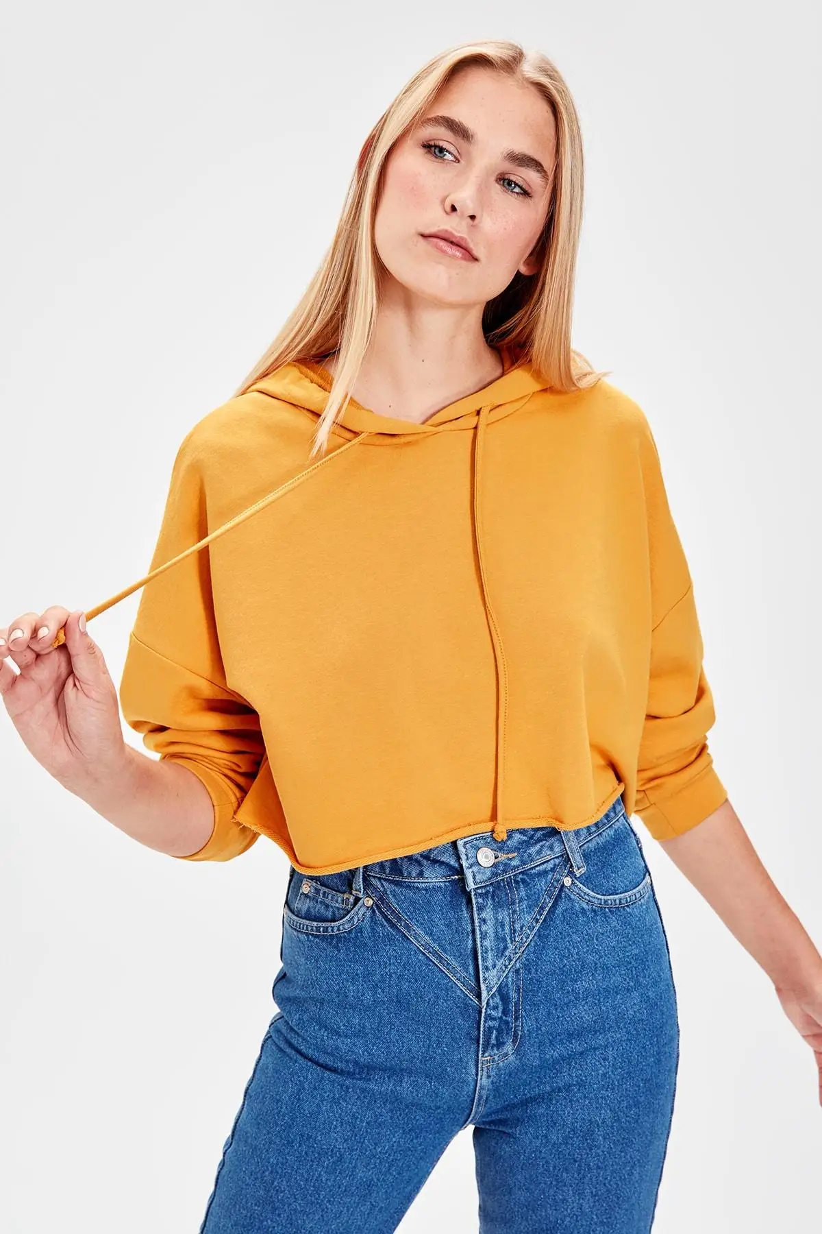 Trendyol горчичный Укороченный трикотажный свитшот с капюшоном TWOAW20SW0144|Женские