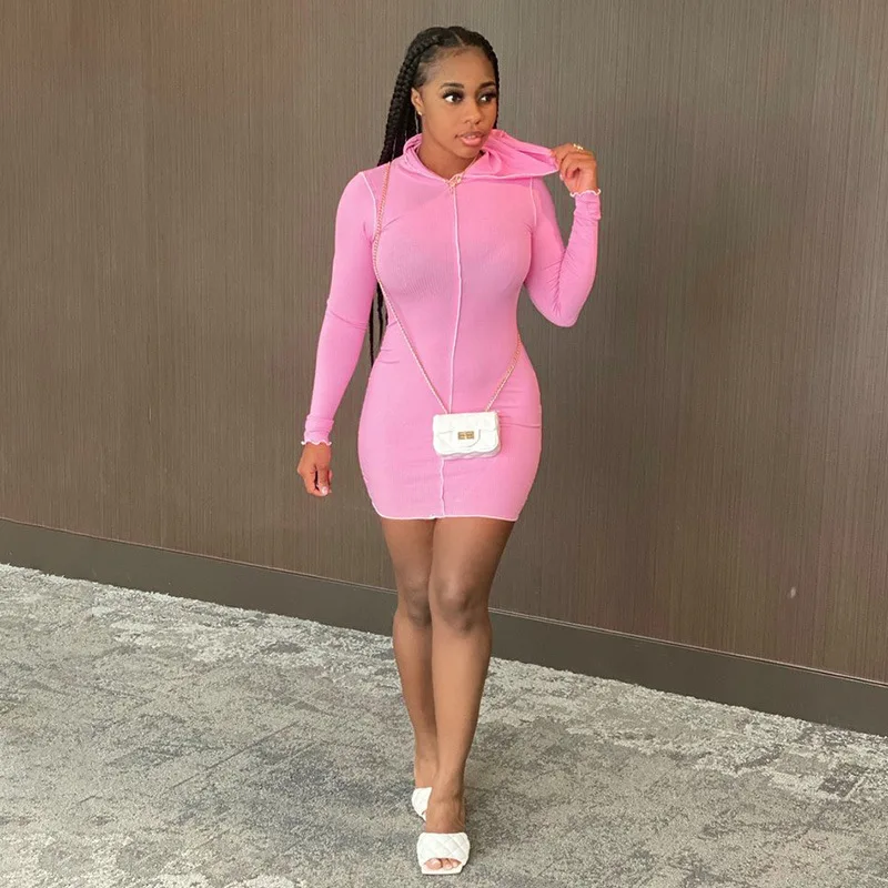 Женское трикотажное платье с капюшоном однотонное облегающее короткое длинным