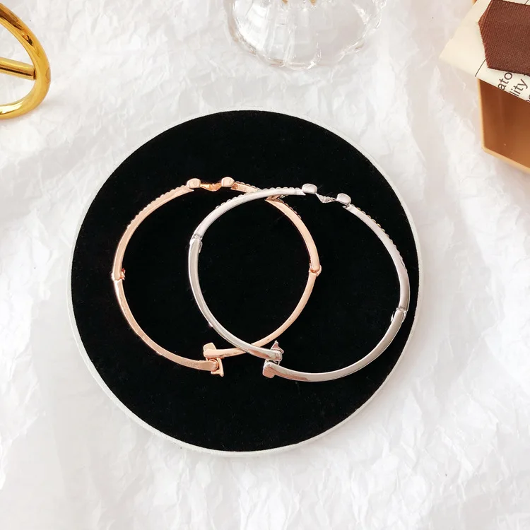 

Luxury Letter Crystal Bracelet Bangles Women Fashion V Rhinestone Arm Cuff Bracelets Gold Silver Color Geometric Zircon Bracelet