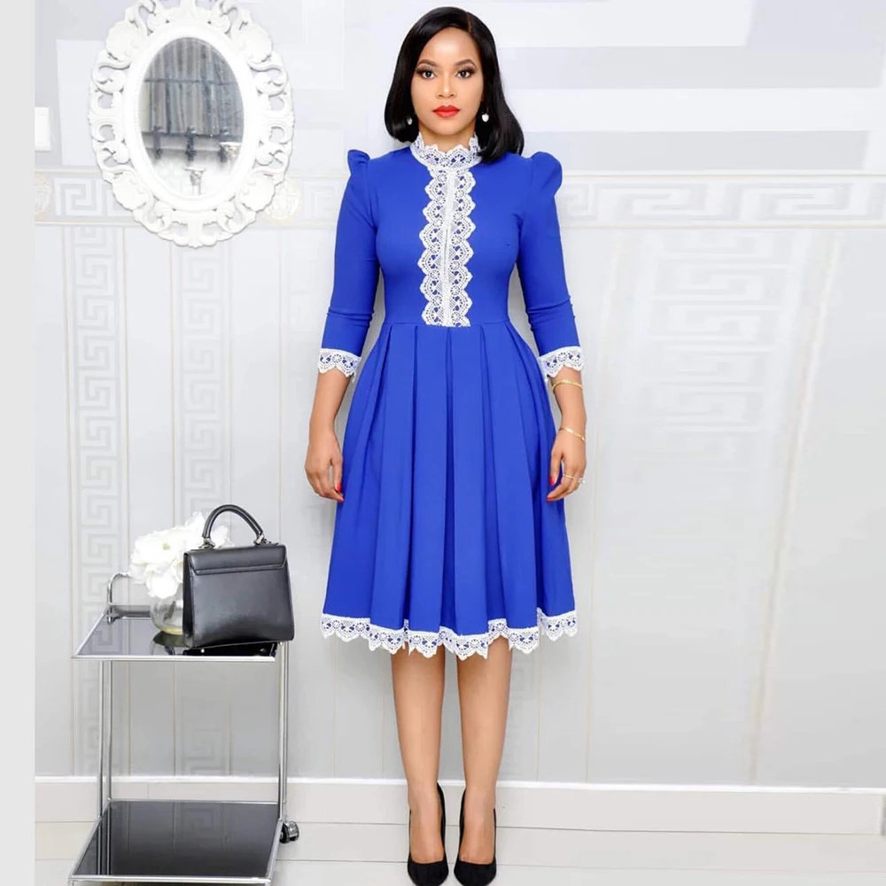 Элегантное платье трапециевидной формы с высоким воротником и рукавами три