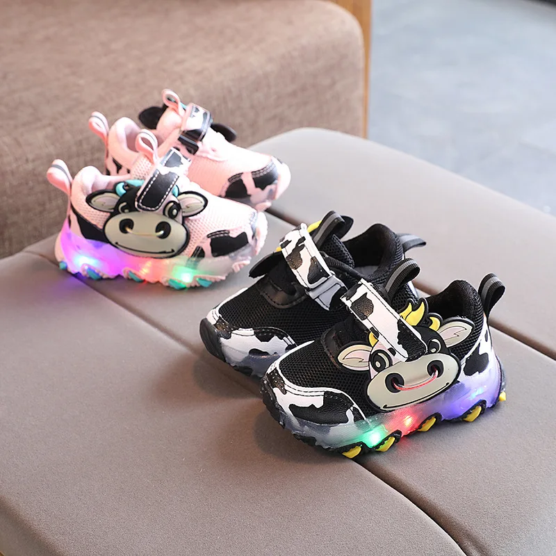 

Спортные обуви со светодиодный светильник с милым принтом с животными кроссовки для детей Нескользящие кроссовки, мягкая подошва дышащая ...