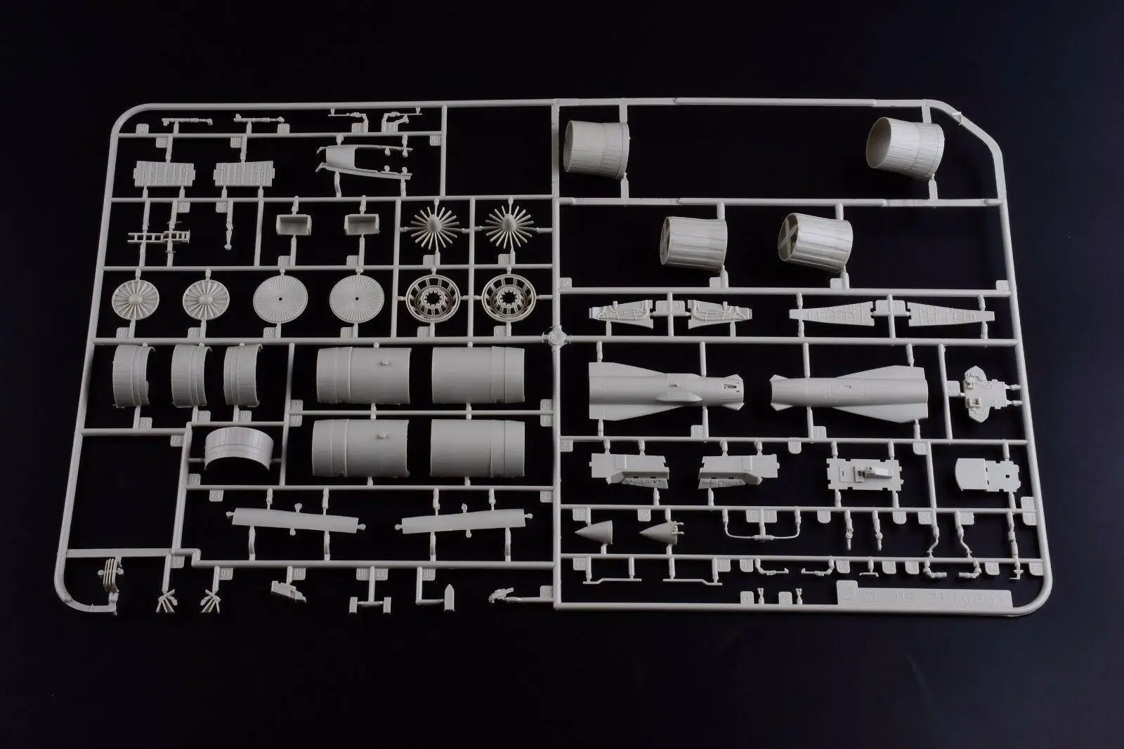 Kitty Hawk 80142 1/48 Su-35 Flanker E Assembly model New |