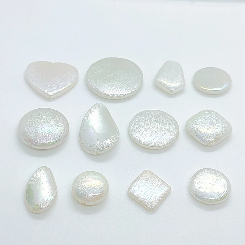 Подвески из круглых квадратных бусин неправильной формы в форме сердца с белой