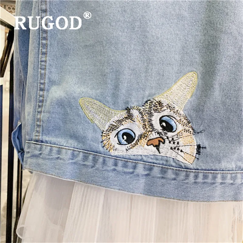 Женская джинсовая куртка с отложным воротником голубая вышитым рисунком кошки