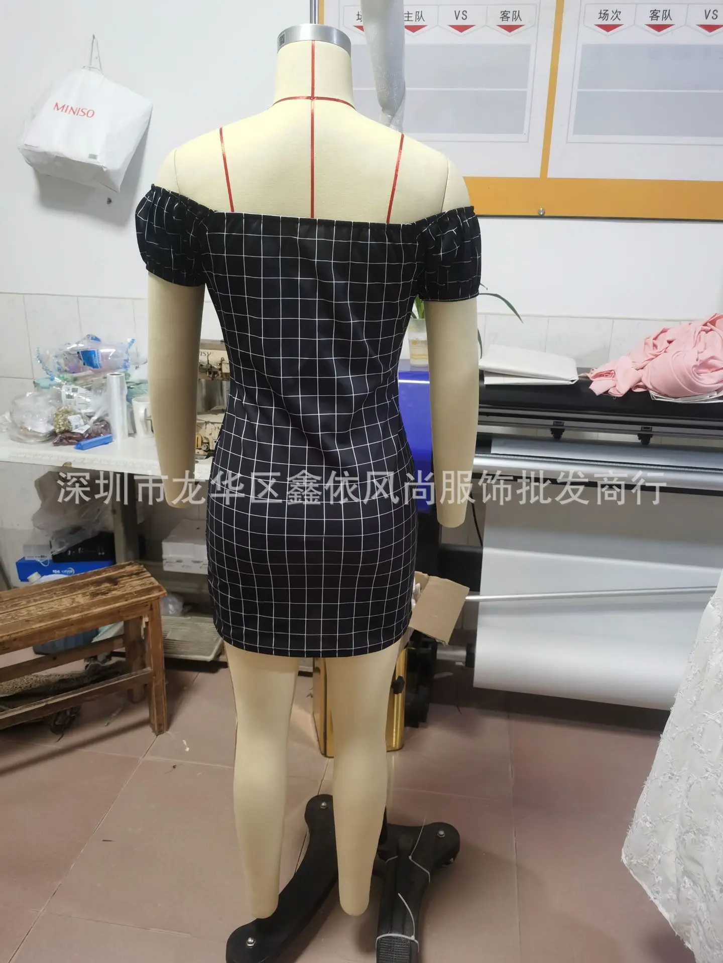 

The 2021 summer new style is exclusively for plaid printed leaky shoulder sexy bag hip skirt