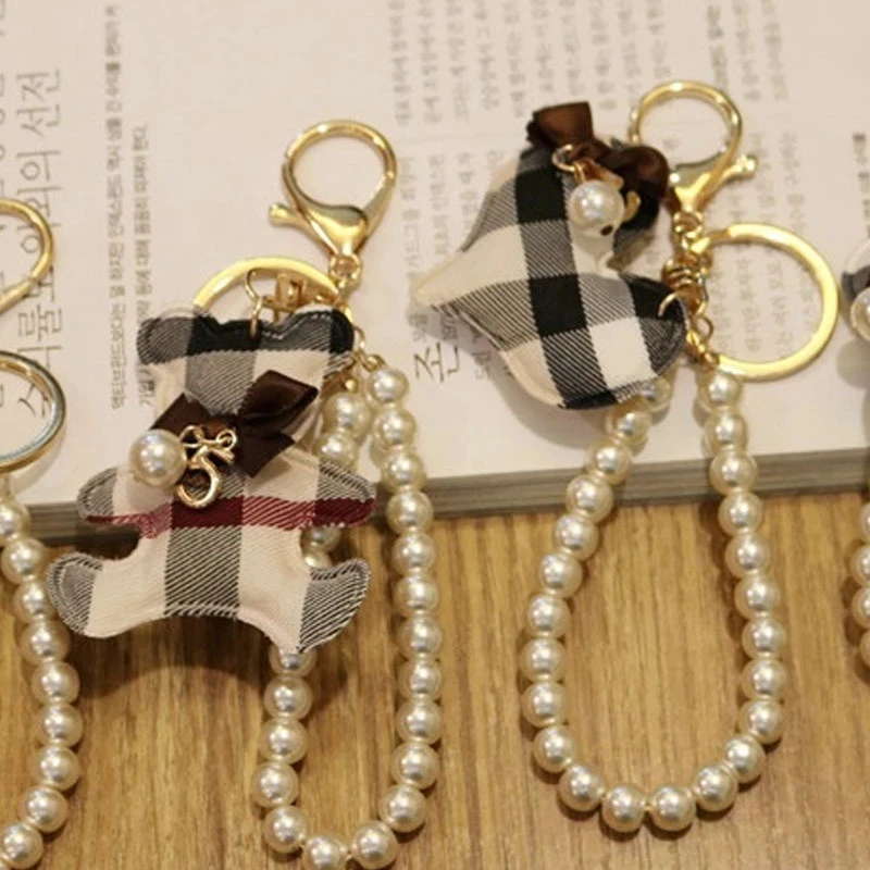 

Fashion Exquisite Pearl Love Bear Tag Keychain Delicate Craft Handmade Lattice Key Ring Schoolbag Pendant Accessories Toys Gifts