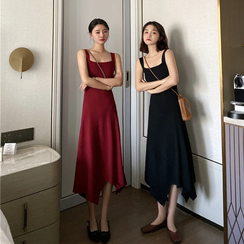 

Женское трикотажное платье на бретельках с высокой талией