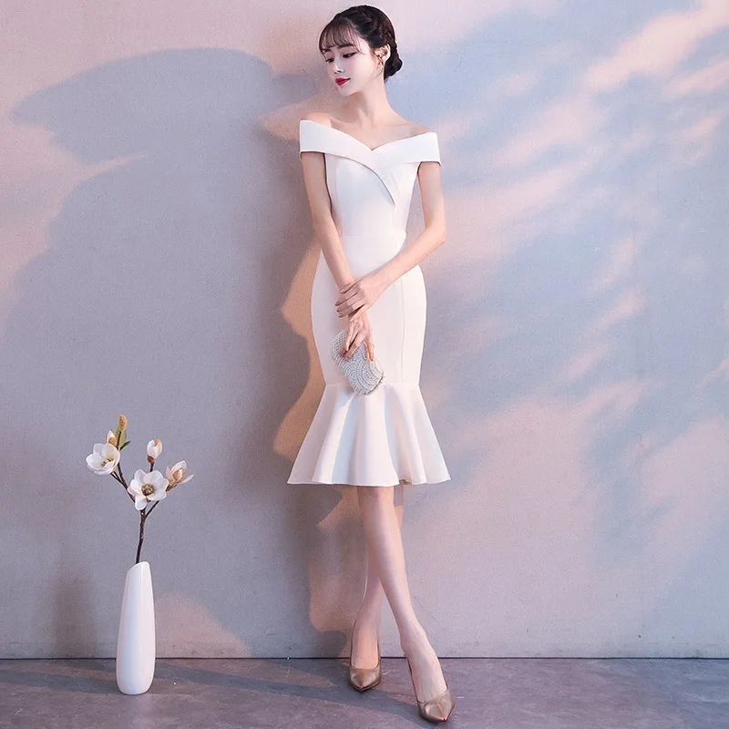 Белые женские вечерние платья с вырезом-лодочкой короткие открытой спиной