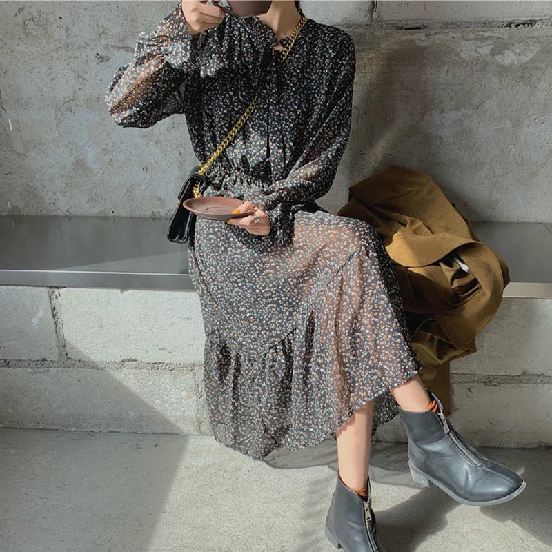 Женское шифоновое платье-трапеция с воротником-стойкой и расклешенными рукавами