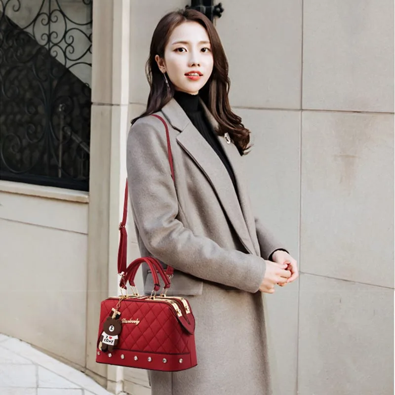 

2021 summer cute bear shoulder bag Han edition grid inclined across a small female with the shoulder bag fashion western style