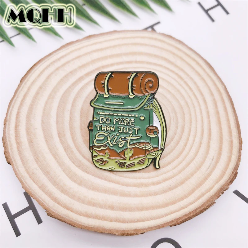 Мультяшная Веселая зеленая эмалированная брошь на рюкзак для кемпинга заказ