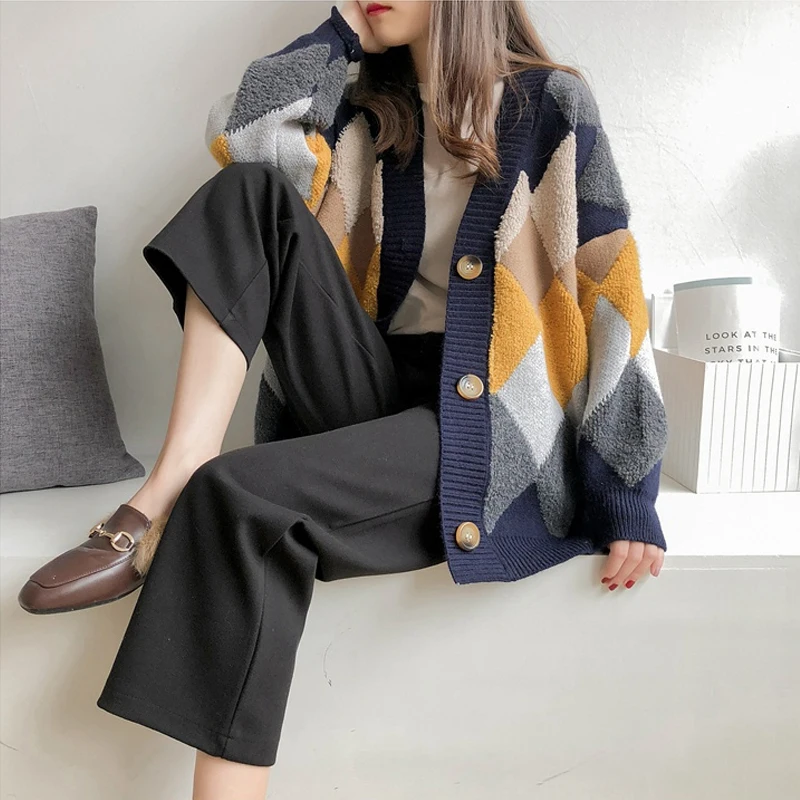 Женский трикотажный свитер в клетку с пышными рукавами| |