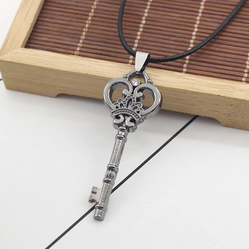 

Fashion Creative Men's and Women's Crown Magic Magic Master Key Necklace Retro Alloy Pendant Short Leather Rope Necklace Jewelry