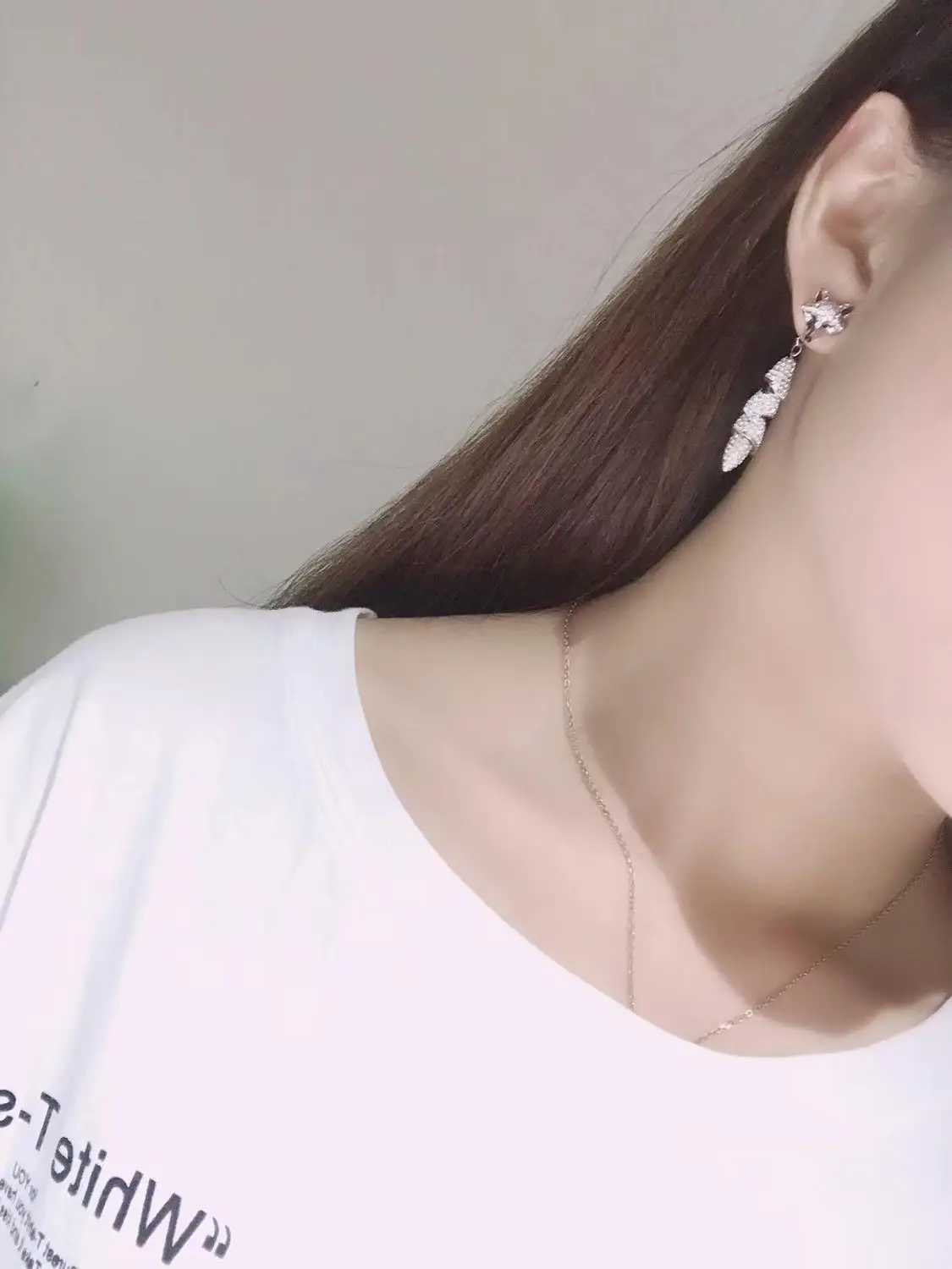 

2021 SWA 1:1 Fashion Jewelry Exquisite Inspiration From Natural Gold White Fox Lady Charm Earrings Jewelry Wholesale