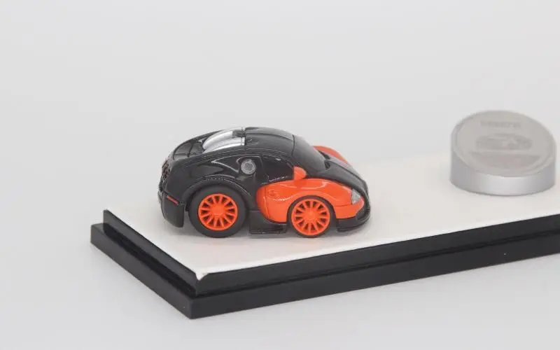 Коллекционная модель автомобиля с изображением птичьего яичницы из полимерной