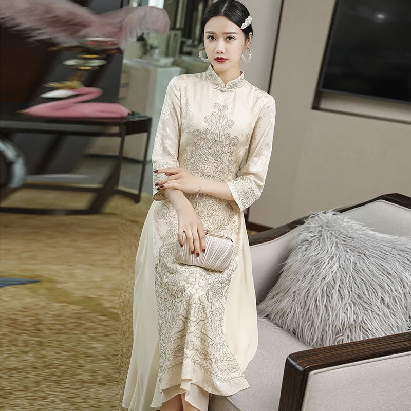 Женское жаккардовое платье миди с вышивкой воротником-стойкой и рукавом 3/4 |