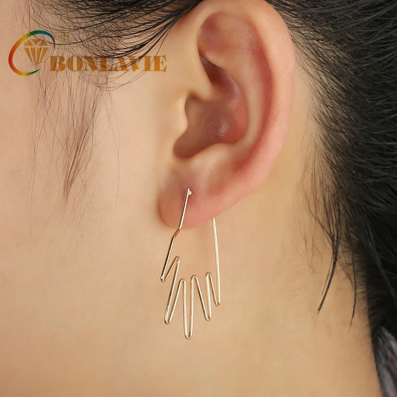 Женские простые серьги в виде ладони с перфорацией для