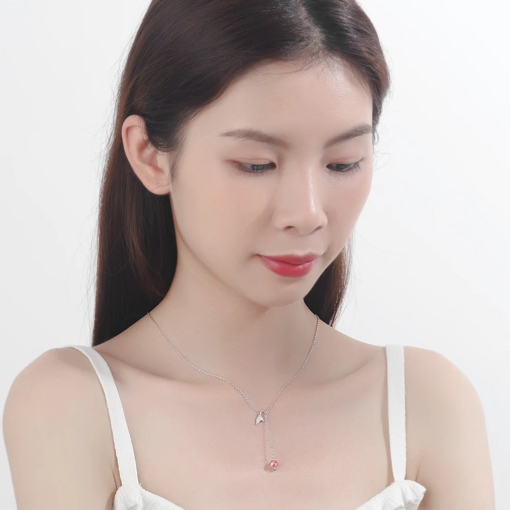 Женское ювелирное изделие из серебра 925 пробы с кристаллами в виде клубники и