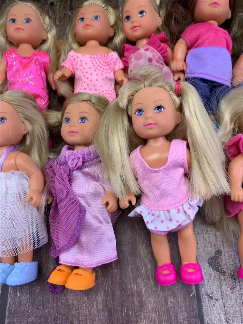 Маленькая милая искусственная кожа с одеждой обувью девочкой куклой своими