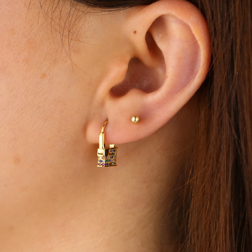 Маленькая фотоблестящая Золотая мини серьга с микро инкрустацией белая радуга