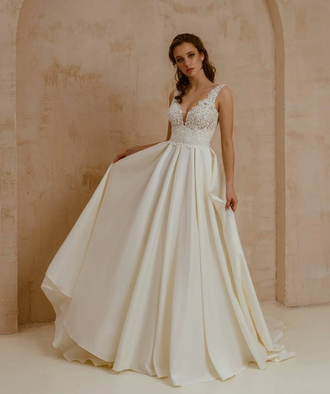 

Элегантное Длинное кружевное свадебное платье с V-образным вырезом и карманами, а-силуэт, атласный корсет со шлейфом, бальное платье для нев...