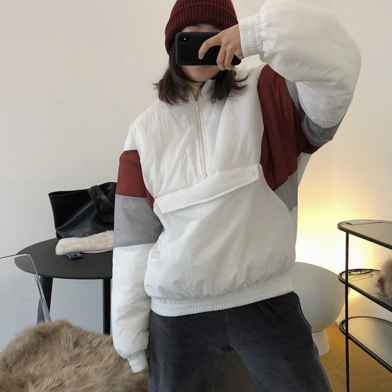 

Женская зимняя куртка-пилот с воротником-стойкой и молнией