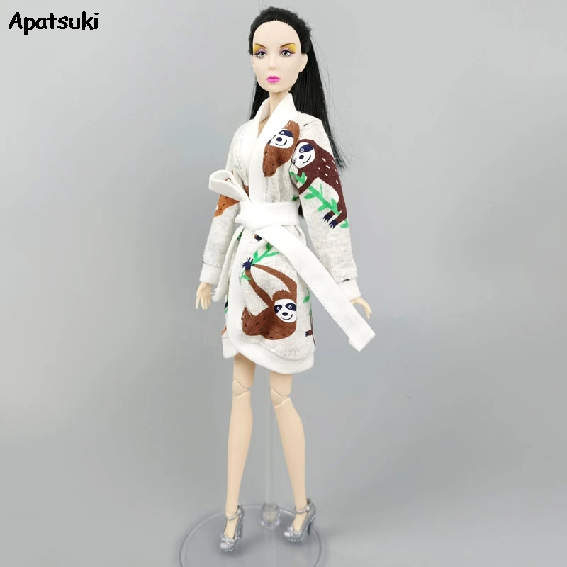 

Cartoon Bradypod Print White Bathrobe Robe For Barbie Doll Bathroom Suit Winter Pajamas Casual Sleeping Clothes For Barbie Toys