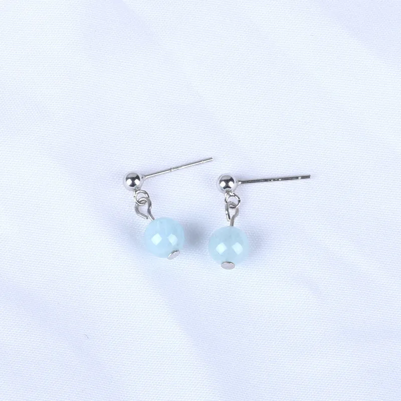 Женские сережки-гвоздики из серебра 925 пробы 6 мм с аквамариновым и синим