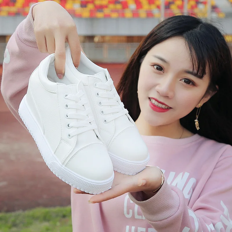 Белые скрытые кроссовки на высоком каблуке нескользящие модные женские туфли