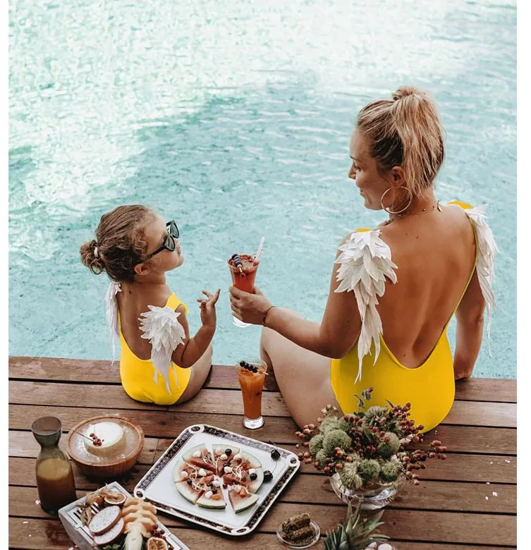 Женский слитный купальник с крыльями ангела и открытой спиной| |