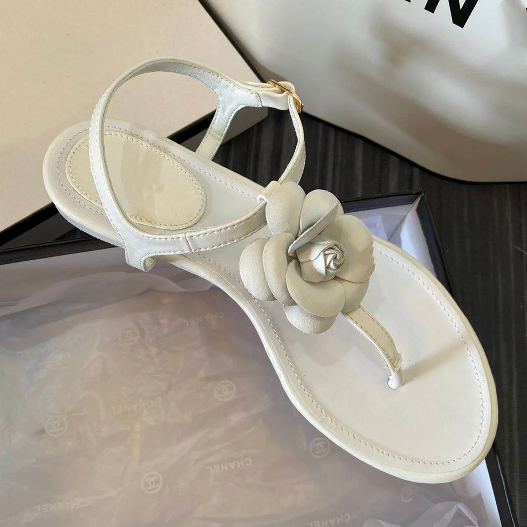 

Sandals women 2019 new flat bottom fairy Camellia leather clip foot summer small size 32 small fragrant sandals