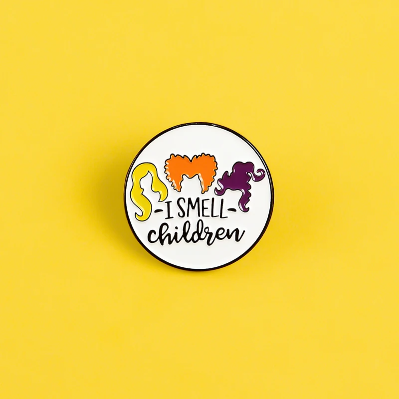 ведьма Хэллоуин эмблема I Smell CHILDREN девочка причёска цвет волосы эмаль брошка круг