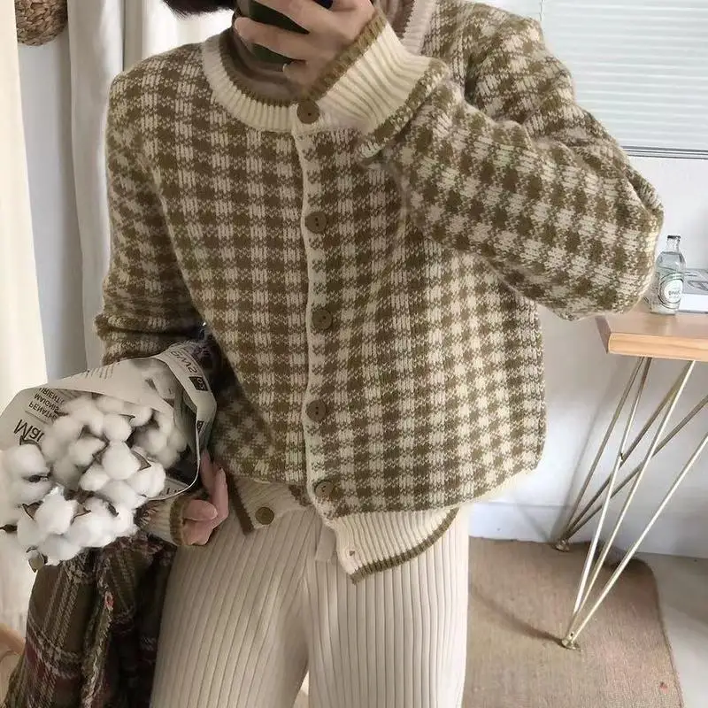 

Кардиган женский трикотажный однобортный с круглым вырезом и длинными рукавами