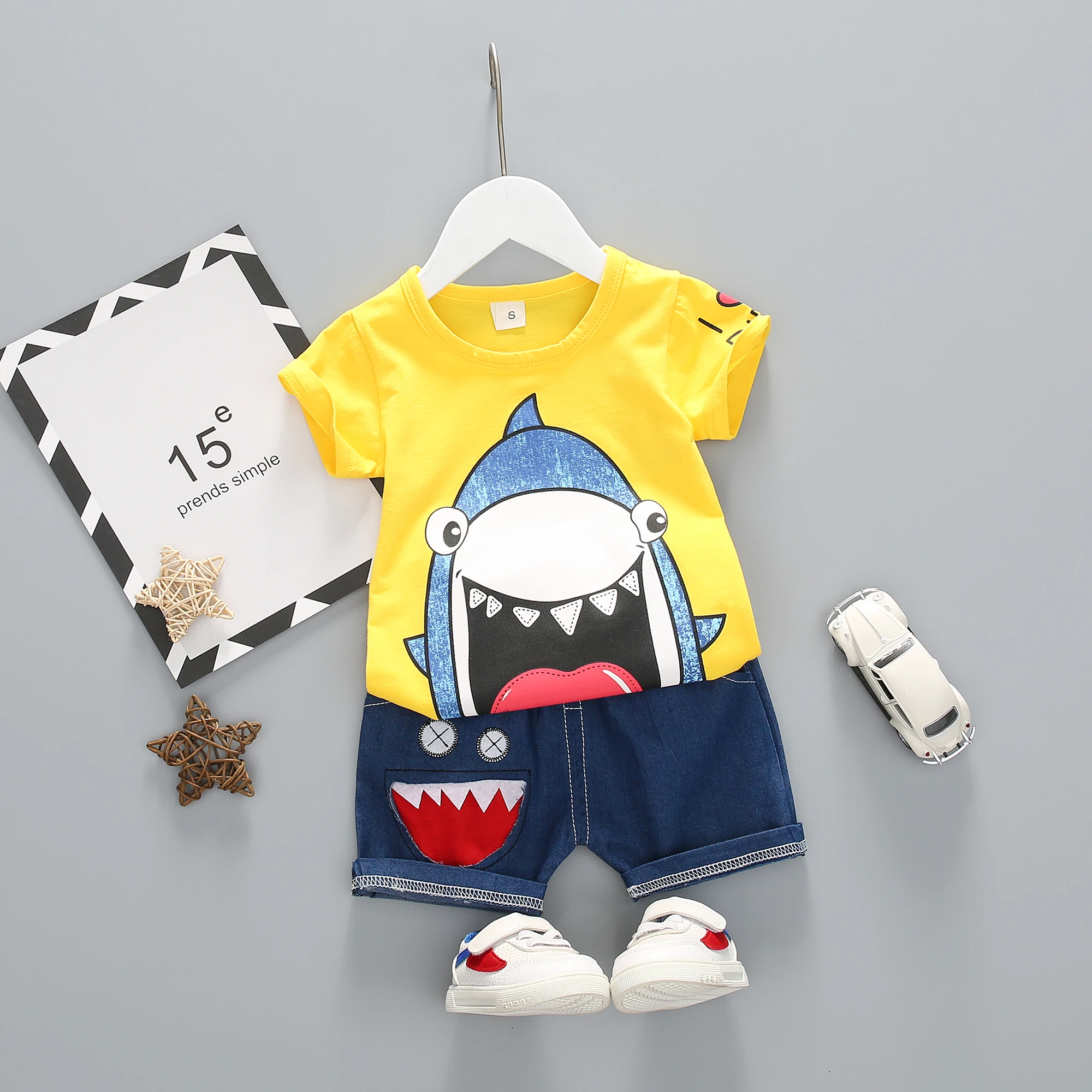 Комплект из 2 предметов футболка с мультяшной акулой короткие штаны джинсовый