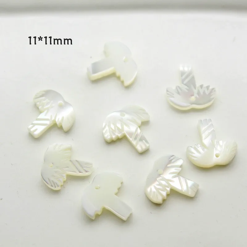 Натуральный перламутровый кулон в виде кленового листа с желтым ракушками колье