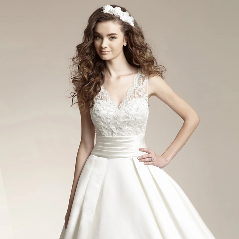 Привлекательное свадебное платье трапециевидной формы с глубоким v образным