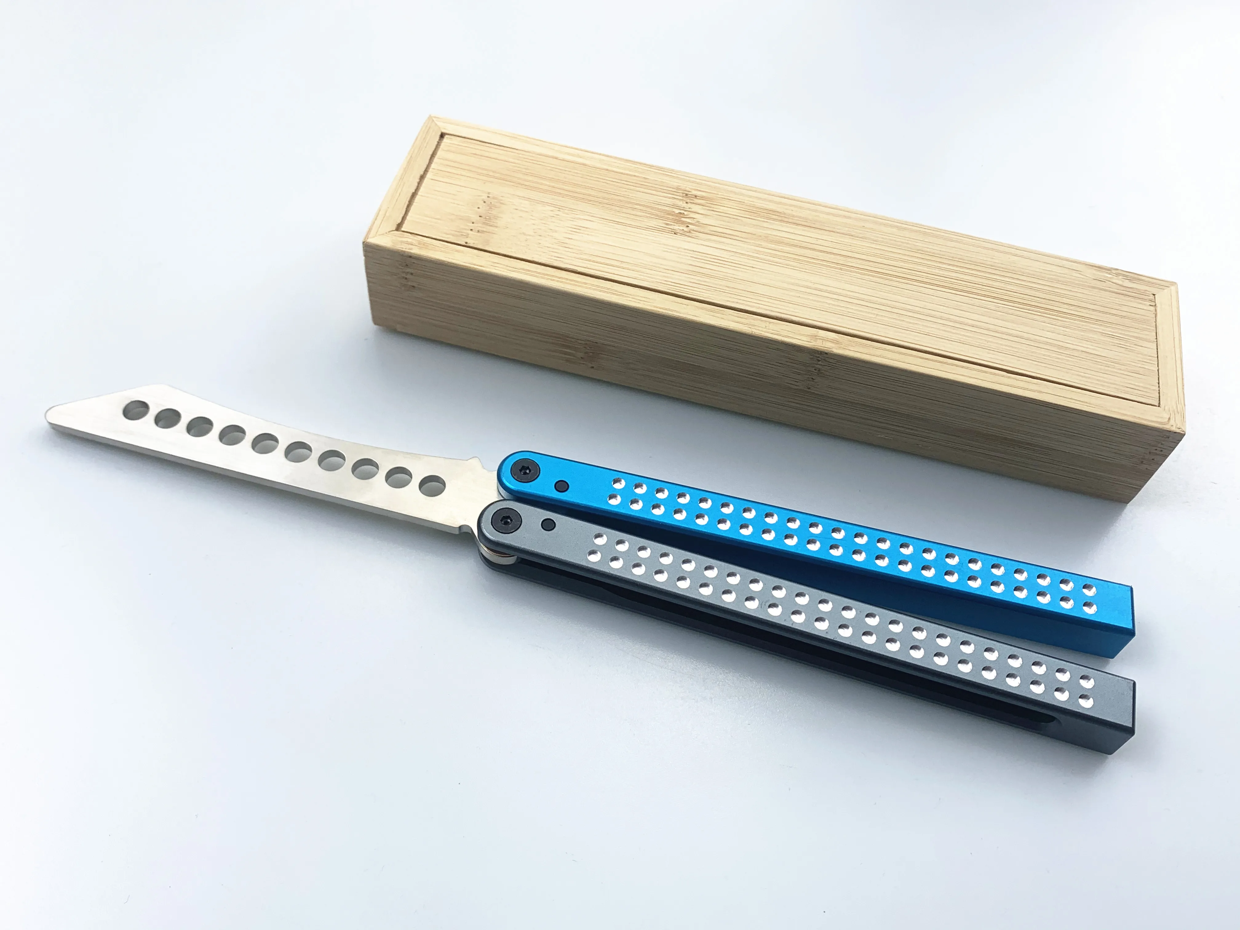 Нож для тренера с бабочкой лезвие 420 стальной нож ручкой не острый походный